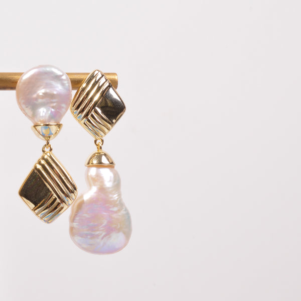 04687 Aretes triangulos y perlas en dorado