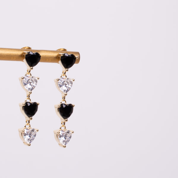 04499 Aretes largos corazones blanco y negro