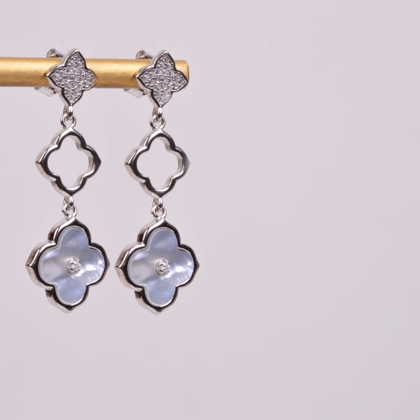 25-0236 Aretes largos tres flores madre perla plateado