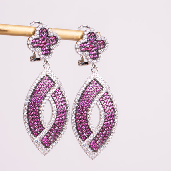 25-0812 Aretes largos flor cuatro petalos y lazo zirconias rosas en  plateado