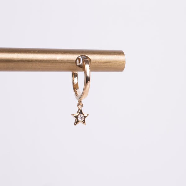 24-8144 Huggie estrella con diamante individual