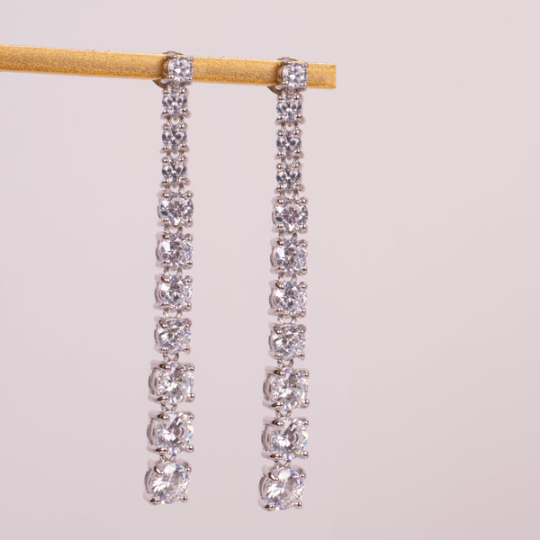 731047 Aretes largos zirconias plateado