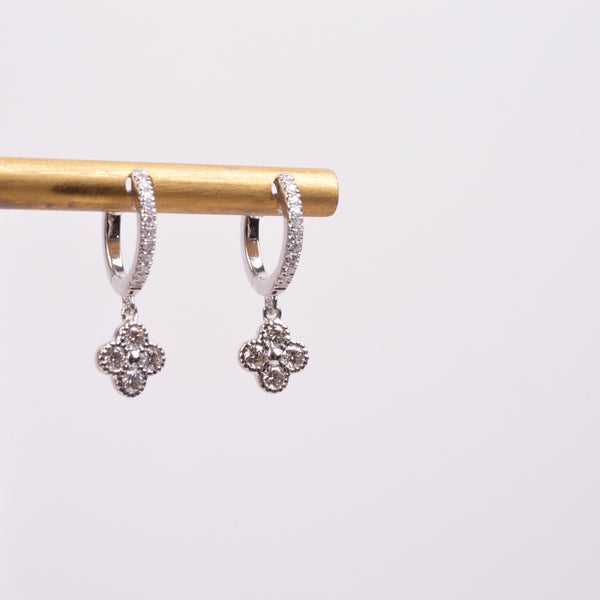 25-8181 Arracadas clover oro blanco