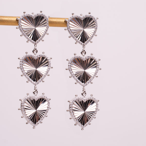 73916 Aretes largos tres corazones diamantados plateados