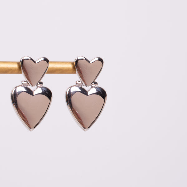 04491 Aretes dos corazones platedo
