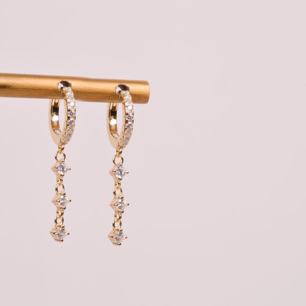 04653 Arracadas cadena tres zirconias dorado