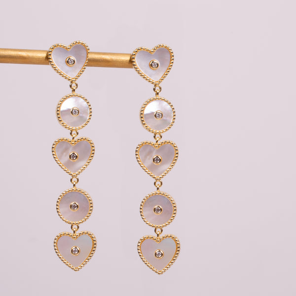 73941 Aretes largos corazon y circulos madre perla con bezel al centro en dorado