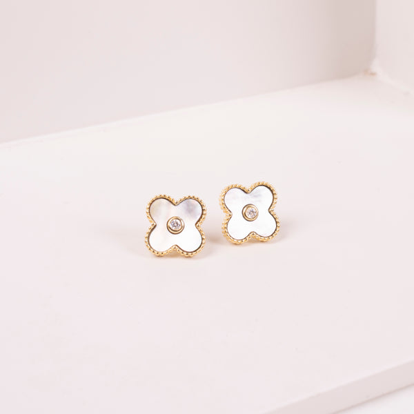 24-02202 Aretes flor madre perla gris y zirconia